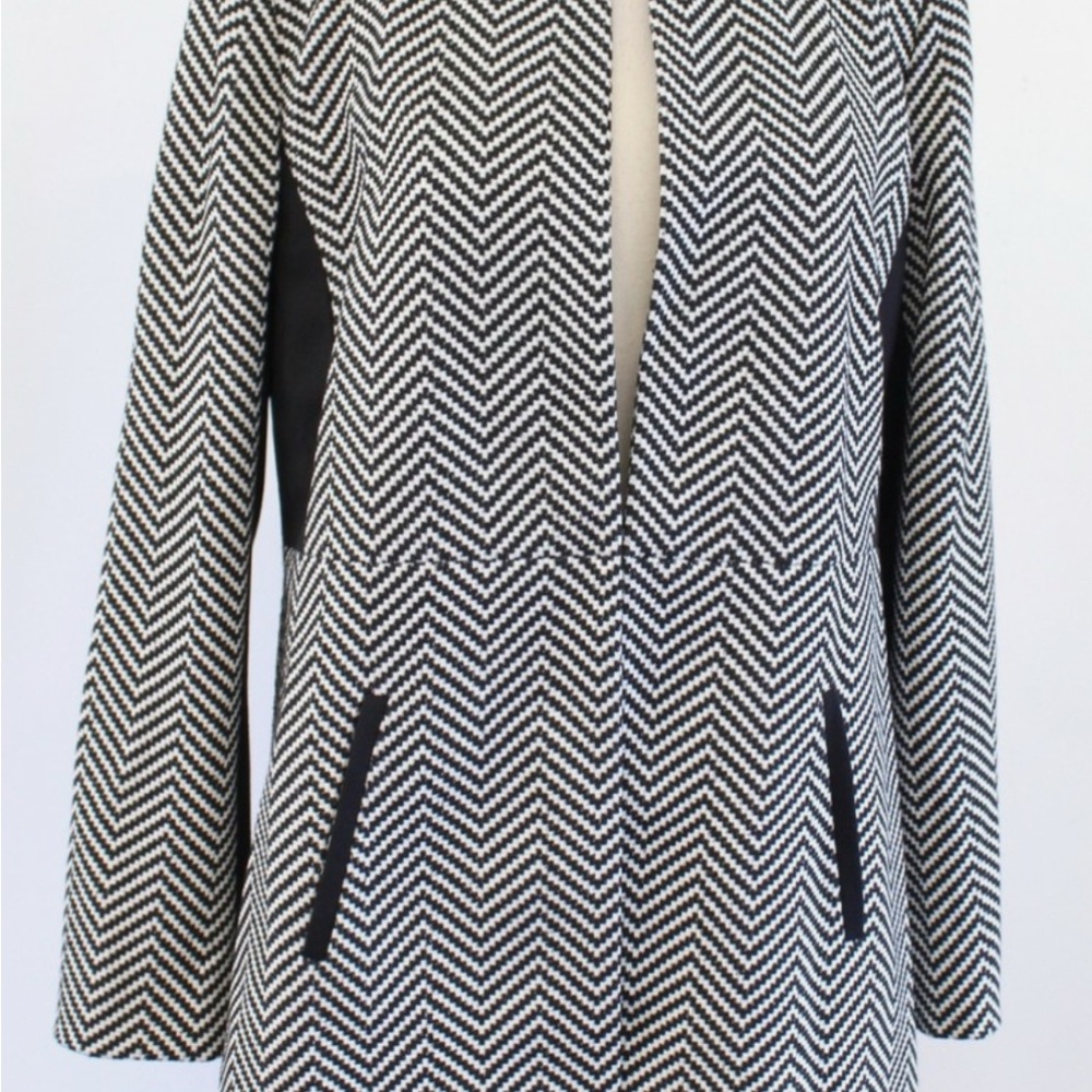 Kaspar Women's Black and White Herringbone Coat